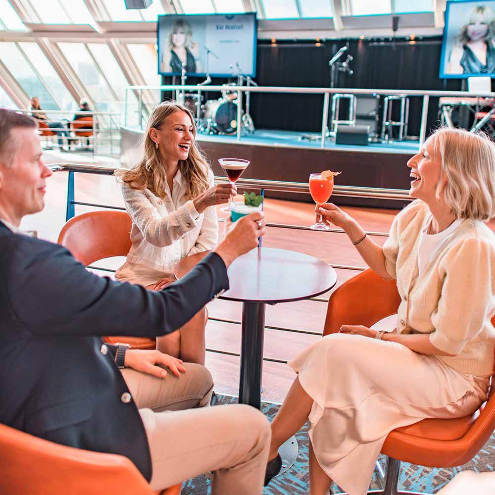 Kolme ihmistä Bar Nosturissa m/s Finlandialla