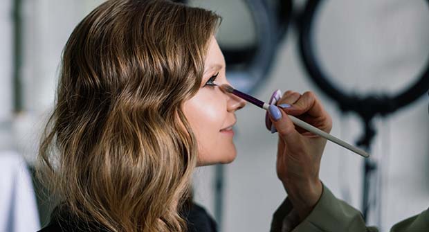 Nainen meikattavana